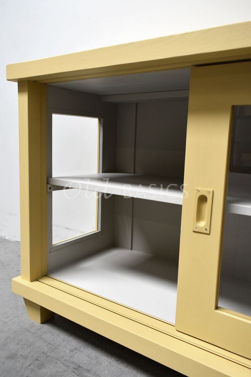 Detail van Dressoir Bordeaux Novi, 3 deuren, RAL1002, geel, materiaal hout